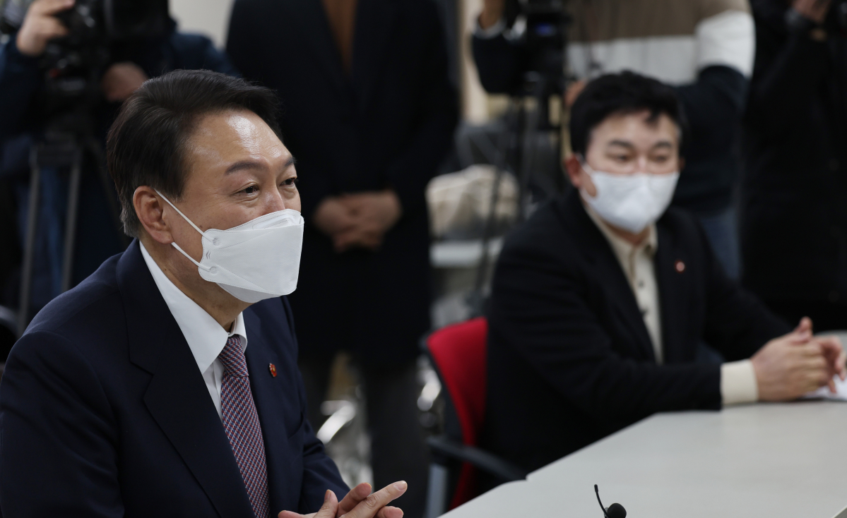 ▲윤석열 국민의힘 대선 후보가 5일 제주 해군기지가 있는 제주 서귀포시 강정마을을 방문, 강정마을 커뮤니티센터에서 주민들과 간담회를 하고 있다. (연합뉴스)