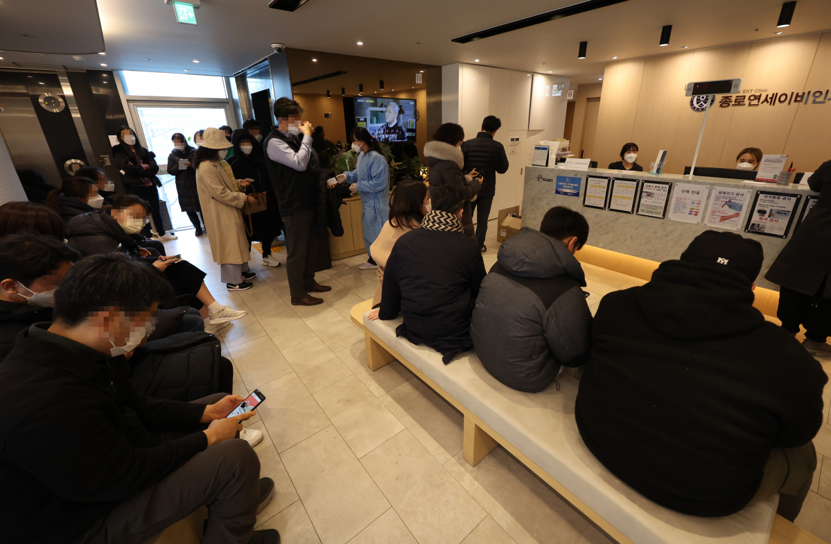 ▲동네병원들도 코로나19 검사와 치료를 시작한 지 이틀째인 4일 오후 종로구의 한 이비인후과 병원이 검사를 앞두거나 검사 결과를 기다리는 시민들로 붐비고 있다.  (연합뉴스)