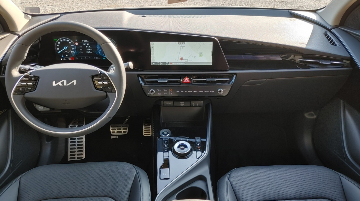 ▲센터페시아에 10.25인치 파노라마 디스플레이를 배치하고, 센터 콘솔에 전자식 변속 다이얼(SBW)을 조화시켜 미래 지향적인 이미지를 연출했다.  (유창욱 기자 woogi@)