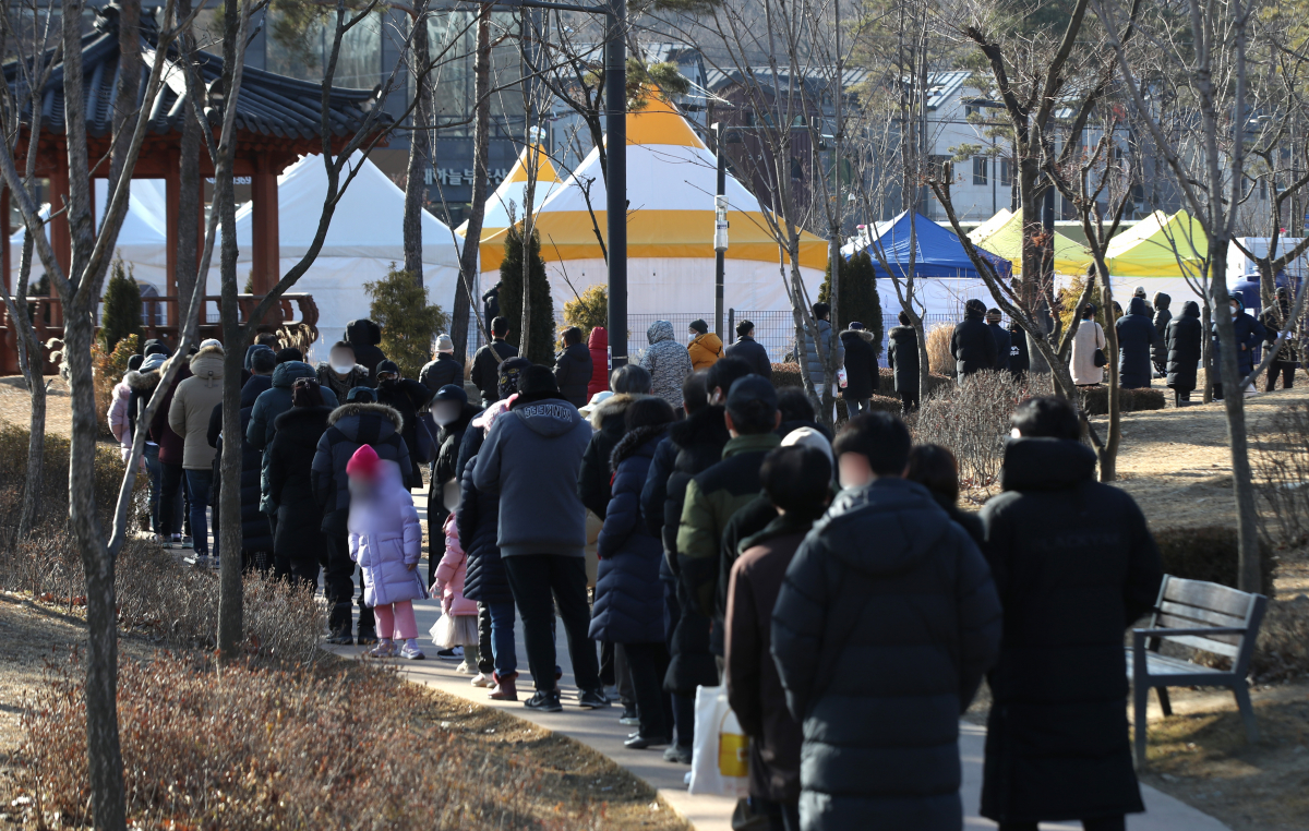 ▲오미크론 확산 등으로 0시기준 코로나19 신규확진자가 3만 8691명 발생, 역대 최다를 기록한 6일 오전 서울 강남구 율현동 '세곡동 방죽공원 임시선별검사소'에서 시민들이 PCR 검사를 받기 위해 줄서 기다리고 있다.   (뉴시스)