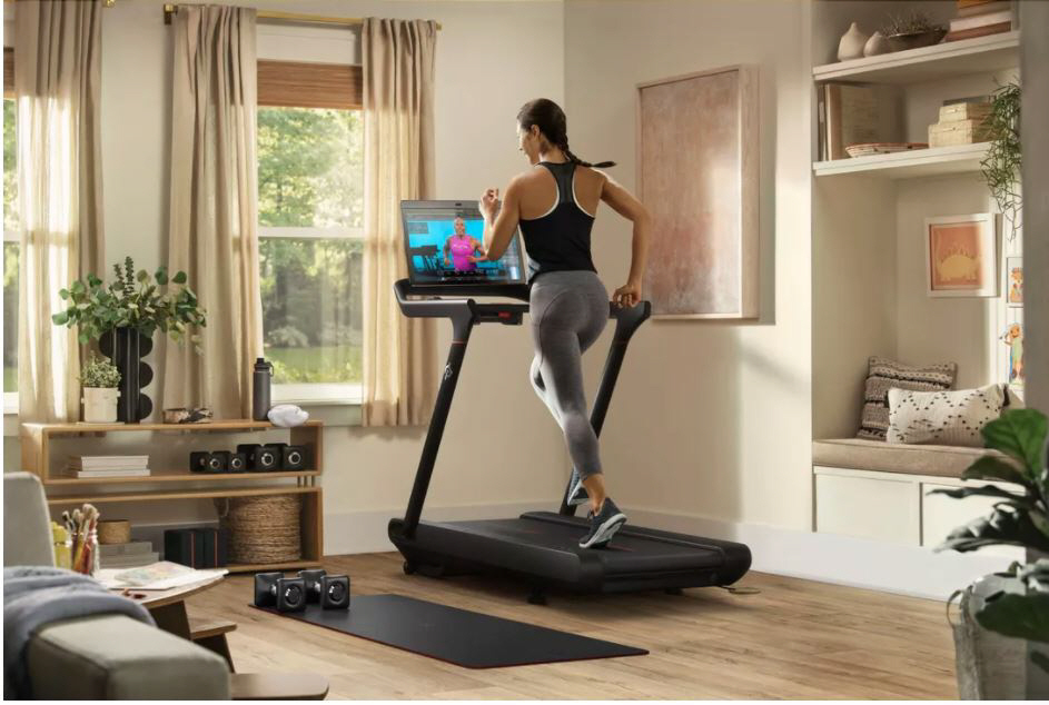 ▲펠로톤인터렉티브의 트레드밀(러닝머신) 이용 모습. 월스트리트저널(WSJ) 등 주요 외신은 5일(현지시간) 아마존과 나이키가 펠로톤 인수를 검토하고 있다고 보도했다. 사진출처 펠로톤 홈페이지 
