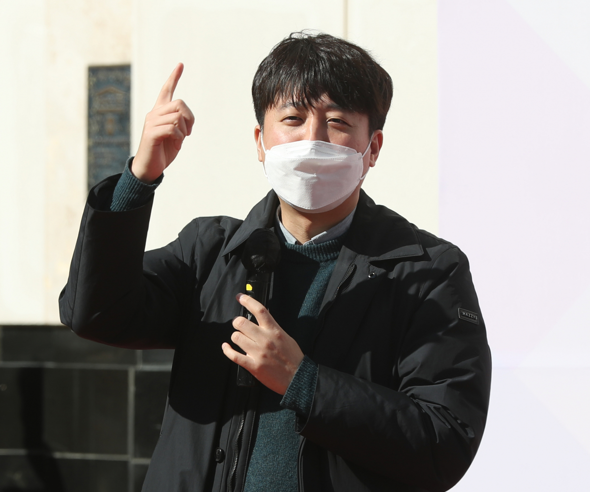 ▲이준석 국민의힘 대표가 5일 오후 울산시 남구 롯데백화점 앞에서 열린 청년 토크콘서트에서 발언하고 있다. (연합뉴스)