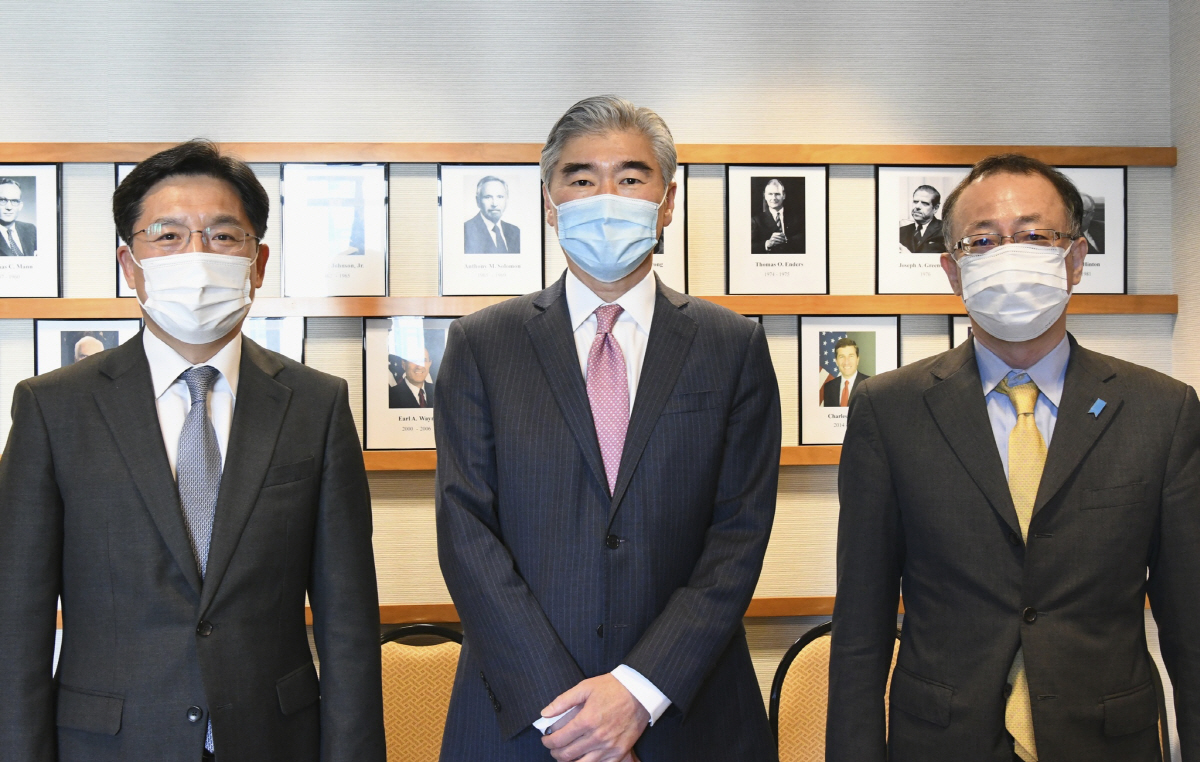 ▲한미일 북핵수석대표가 지난해 10월 19일 북한 미사일 발사와 관련해 회동하고 있다. 왼쪽부터 노규덕 외교부 한반도평화교섭본부장, 성김 국무부 대북특별대표, 후나코시 다케히로 일본 외무성 아시아대양주 국장. 워싱턴D.C./뉴시스
