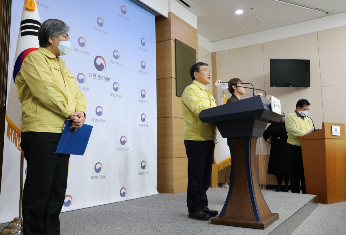 ▲권덕철 중앙재난안전대책본부(중대본) 1차장(보건복지부 장관)이 7일 오전 서울 종로구 정부서울청사 별관에서 코로나19 중대본 정례브리핑을 하고 있다. (뉴시스)