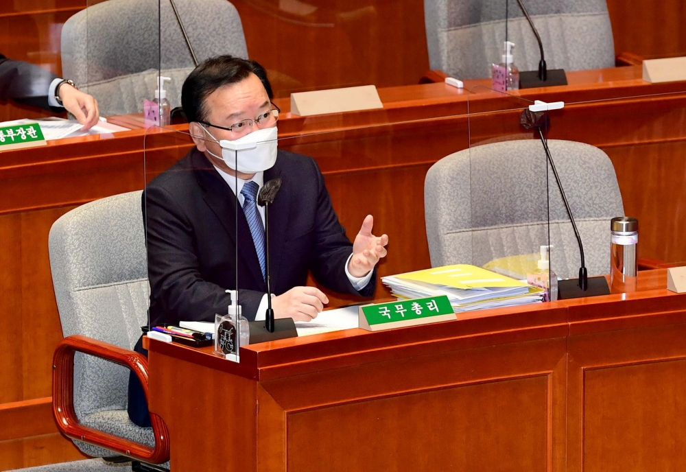▲김부겸 국무총리가 7일 서울 여의도 국회에서 열린 예산결산특별위원회 전체회의에서 의원 질의에 답하고 있다. 신태현 기자 holjjak@ (이투데이DB)
