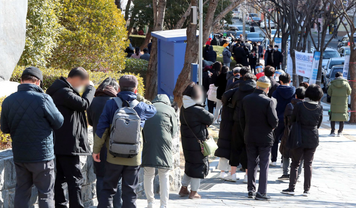 ▲기록적인 코로나19 확진세가 지속되고 있는 7일 부산 남구보건소 선별진료소 앞에서 시민들이 검사를 하기 위해 길게 줄을 서고 있다. (뉴시스)