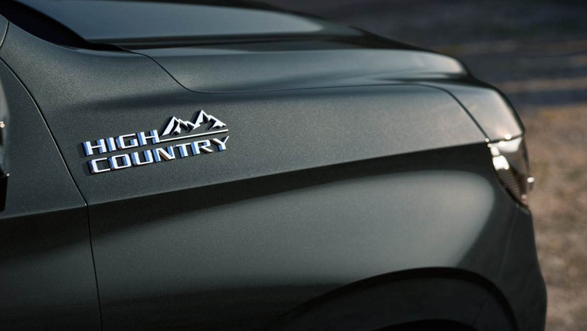 ▲하이컨트리는 기본 모델과 내외장을 차별화한다. 2022 쉐보레 타호의 전면 펜더에 새겨진 하이컨트리 앰블럼 모습.  (출처=미디어GM)