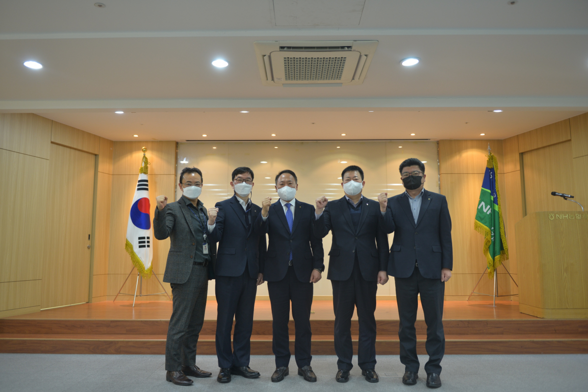 ▲NH농협캐피탈은 7일, 비대면 영상 취임식을 개최했다. NH농협캐피탈 박태선 대표이사(왼쪽에서 세 번째)와 은길수 부사장(왼쪽에서 두 번째) 및 조두식 부사장(왼쪽에서 네 번째)이 비대면 영상 취임사 진행 후 직원들과 기념촬영을 하고 있다.