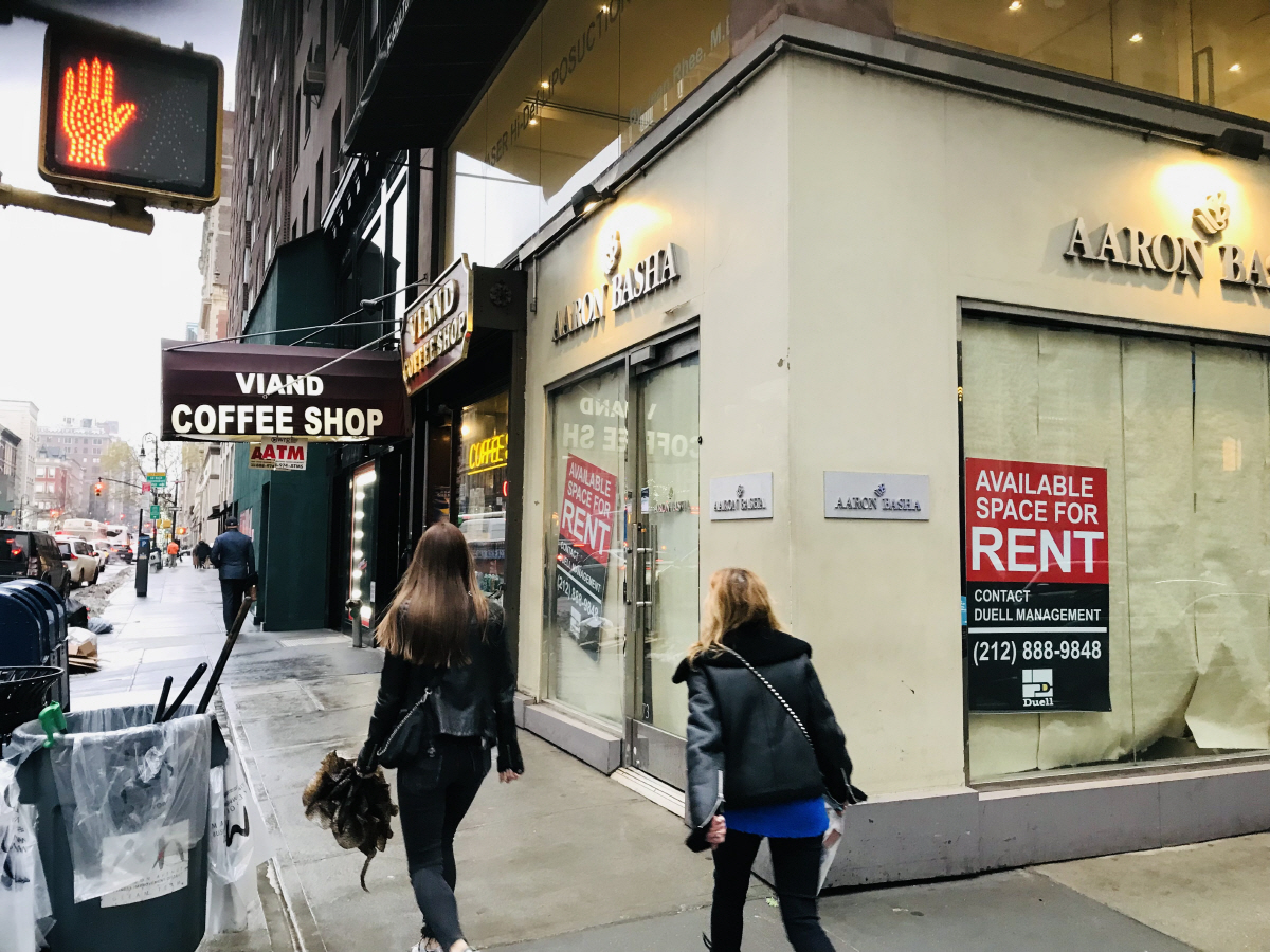 ▲뉴욕 맨해튼 매디슨 애비뉴61가 코너 상점들의 문이 닫혀 있다. 인접한 63~64가 사이 한 블록 내에는 3개 점포가 몇 달째 문을 닫은 상태다. 이곳은 명품 브랜드점이 즐비해 5애비뉴와 함께 대표적인 고급 쇼핑가로 알려졌으나 팬데믹 이후 빈 점포가 늘어 가고 있다.
