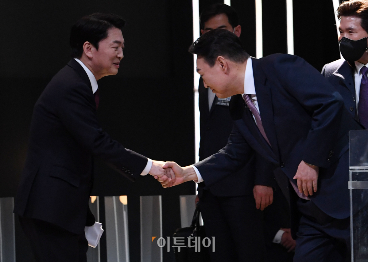 ▲안철수 국민의당 대선 후보(왼쪽)와 윤석열 국민의힘 대선 후보(오른쪽)가 3일 오후 서울 여의도 KBS 공개홀에서 열린 방송 3사 합동 초청 '2022 대선후보 토론'에 앞서 인사를 나누고 있다. (국회사진취재단)