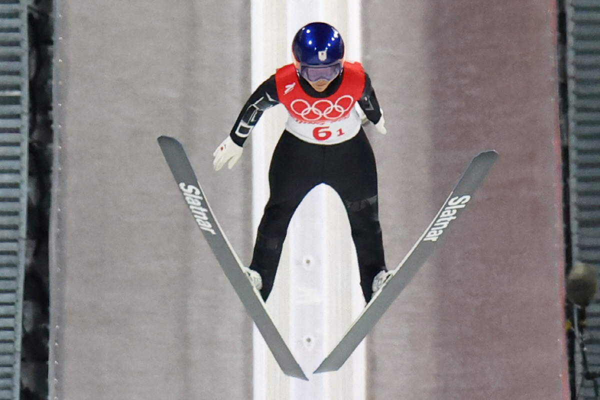 ▲7일 중국 장자커우 국립스키점프센터에서 빅점프를 선보이는 일본 다카나시 사라 선수. 다카나시는 유니폼 규정 위반으로 실격 처리됐다. 로이터연합뉴스

