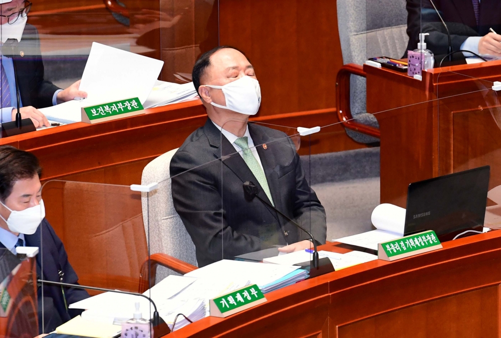 ▲홍남기 부총리 겸 기획재정부 장관이 7일 서울 여의도 국회에서 열린 예산결산특별위원회 전체회의에서 잠시 눈을 감고 있다. 신태현 기자 holjjak@ (이투데이DB)