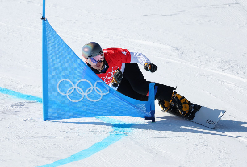 ▲'배추보이' 이상호가 8일 중국 허베이성 장자커우 겐팅 스노우파크에서 열린 2022 베이징 동계올림픽 스노보드 남자 평행대회전 예선에서 질주하고 있다. (연합뉴스)