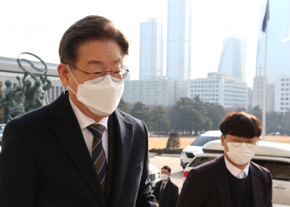 ▲더불어민주당 이재명 대선후보가 8일 국회에서 열린 코로나19 위기대응특위 오미크론 대응 긴급점검회의에 참석하기 위해 차에서 내려 이동하고 있다. 신태현 기자 holjjak@ (이투데이DB)