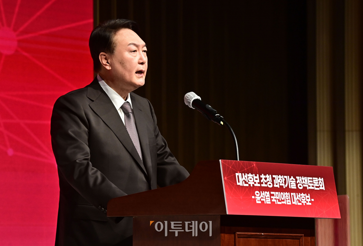 ▲윤석열 국민의힘 대선 후보가 8일 강남구 역삼동 한국과학기술회관에서 열린 '과학기술이 대한민국의 미래를 바꿉니다' 정책토론회에 참석해 과학기술 공약을 발표하고 있다. (국회사진취재단)