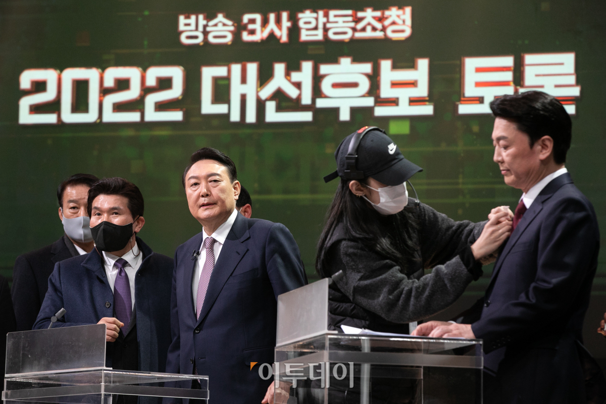 ▲지상파 방송 3사가 공동주최한 대선후보토론회가 열린 3일 서울 KBS 스튜디오에서 윤석열 국민의힘 대선후보와 안철수 국민의당 대선후보가 토론회 준비를 하고 있다. (국회사진취재단)