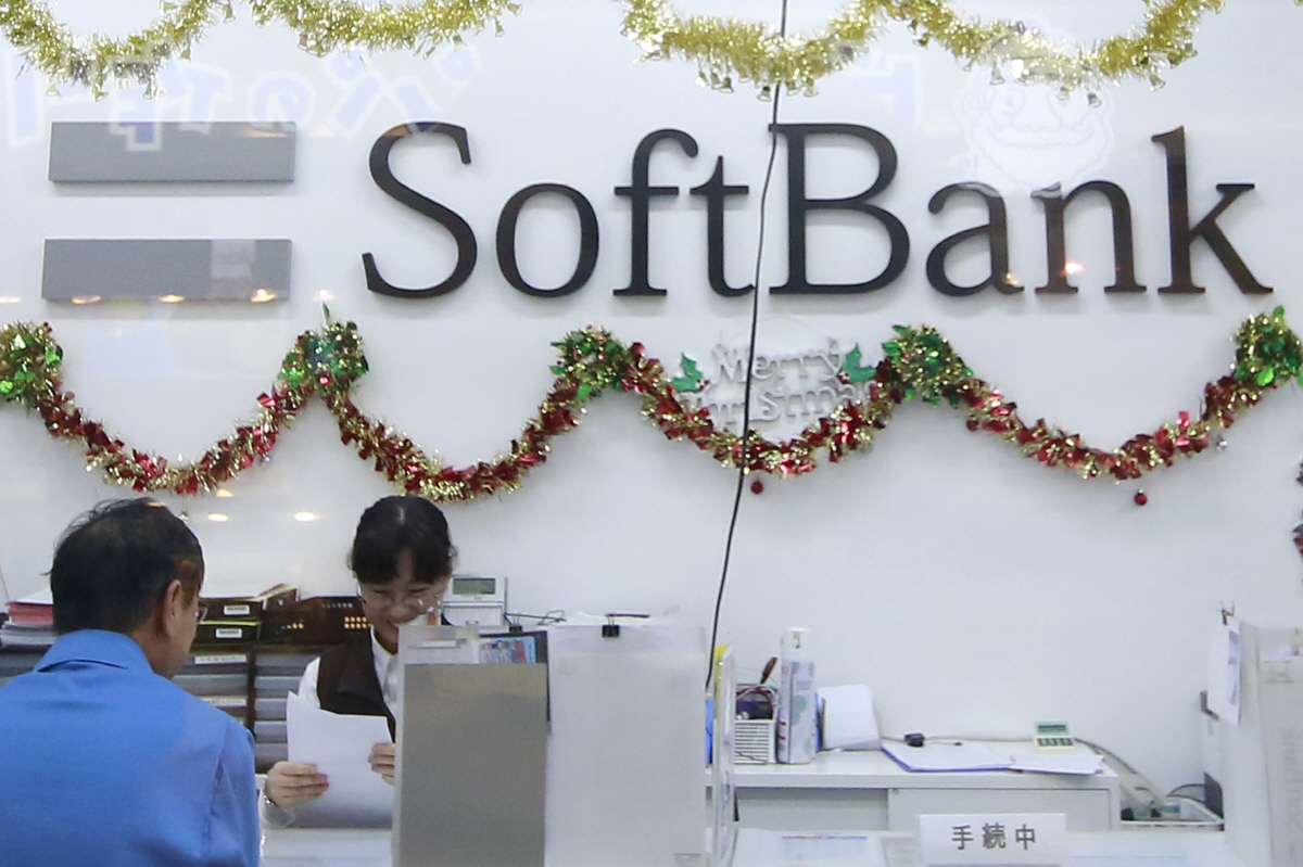 ▲일본 도쿄의 한 전자제품 매장에 있는 소프트뱅크 카운터에서 고객이 상담원과 얘기하고 있다. 도쿄/AP뉴시스
