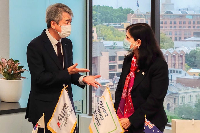 ▲이인호 한국무역보험공사 사장(왼쪽)이 8일(현지시간) 호주 시드니 EFA 본사에서 스와티 데이브 EFA 최고경영자(CEO)와 업무협약 내용에 대한 의견을 교환하고 있다. (사진제공=한국무역보험공사)