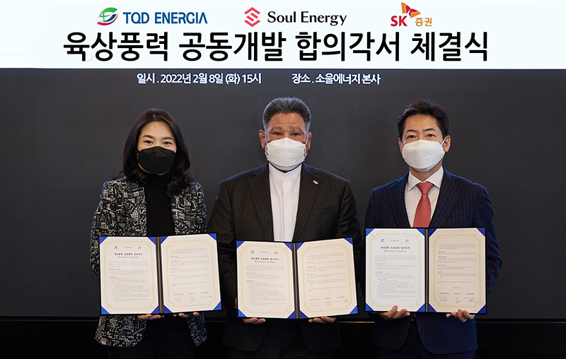 ▲(왼쪽부터) 소울에너지 안지영 대표, TQD 이창선 회장, SK증권 ESG 부문 이창용 전무가 기념촬영을 하고 있다. (자료 = 소울에너지)