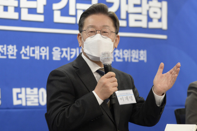 ▲더불어민주당 이재명 대선후보가 8일 서울 강서구 방신전통시장 고객지원센터 회의실에서 열린 '자영업자와 소상공인의 힘이 되겠습니다' 전국자영업자·소상공인 단체 대표단 긴급간담회에서 발언하고 있다.  (연합뉴스)