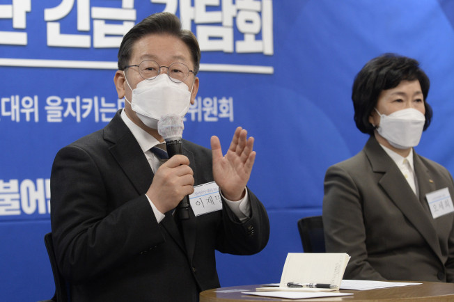 ▲더불어민주당 이재명 대선후보가 8일 서울 강서구 방신전통시장 고객지원센터 회의실에서 열린 '자영업자와 소상공인의 힘이 되겠습니다' 전국자영업자·소상공인 단체 대표단 긴급간담회에서 발언하고 있다.  (연합뉴스)