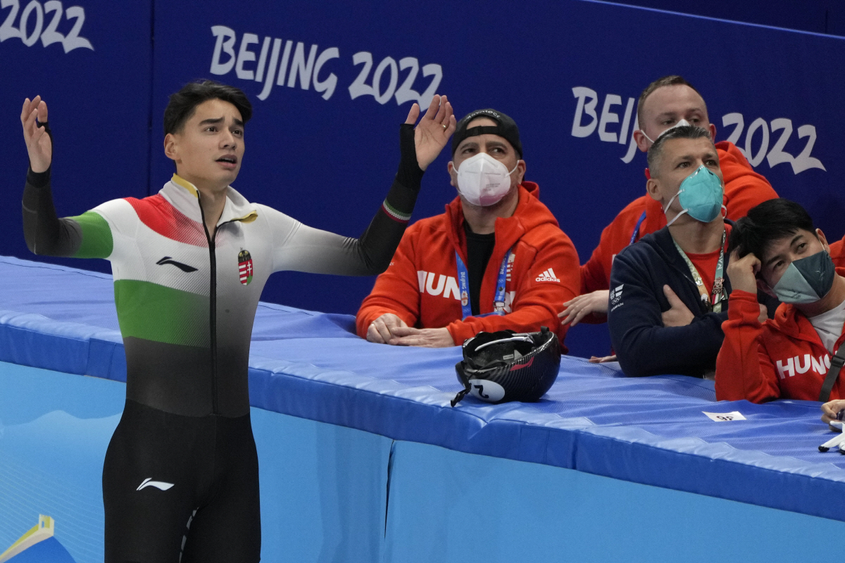 ▲헝가리 쇼트트랙 대표 리우 샤오린이 7일 열린 2022 베이징 동계올림픽 남자 1000m 결승 경주를 마친 뒤 실격 판정을 받고 충격에 빠진 모습
 (연합뉴스)