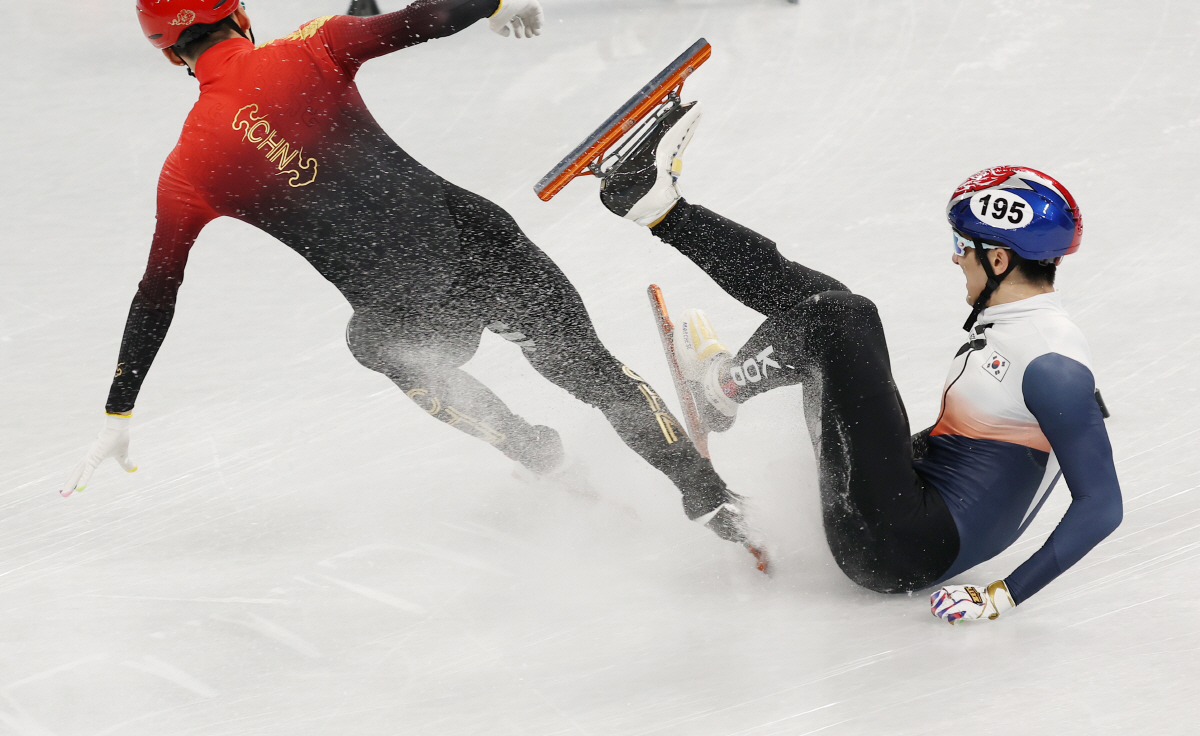 ▲한국 쇼트트랙 대표 박장혁(스포츠토토)이 2022 베이징 동계올림픽 개막 사흘째인 7일 열린 2022 베이징 동계올림픽 쇼트트랙 남자 1000m 준준결승 1조 경기에서 넘어지고 있다. (연합뉴스)