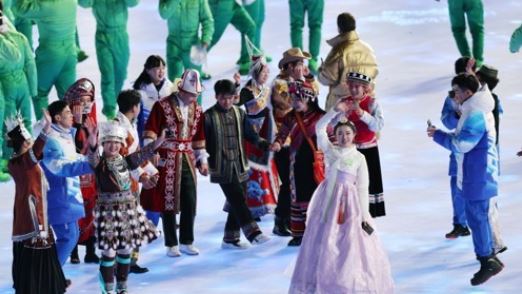 ▲이달 4일 오후 중국 베이징 국립경기장에서 열린 2022 베이징 동계올림픽 개회식에서 한복을 입은 한 공연자가 손을 흔들고 있는 모습.  (연합뉴스)