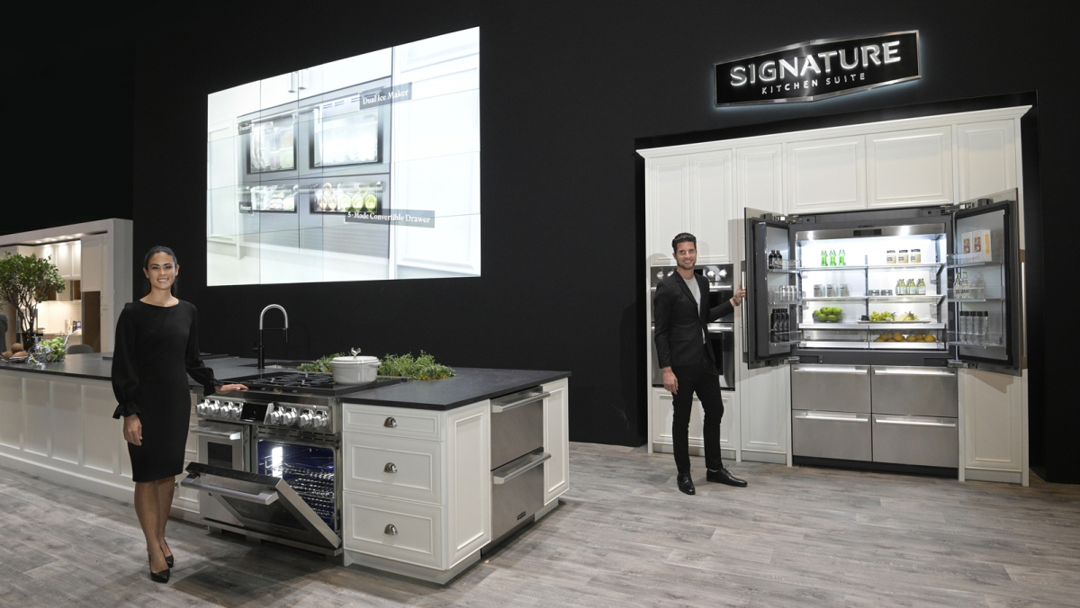 ▲LG전자가 美 최대 주방·욕실 전시회인 ‘KBIS(The Kitchen & Bath Industry Show) 2022’에서 주방 공간의 가치를 높이는 超프리미엄 빌트인 ‘시그니처 키친 스위트’를 앞세워 차별화된 고객경험을 선사하는 빌트인 가전을 선보인다. 모델이 超프리미엄 빌트인 ‘시그니처 키친 스위트’를 소개하고 있다. (사진제공=LG전자)