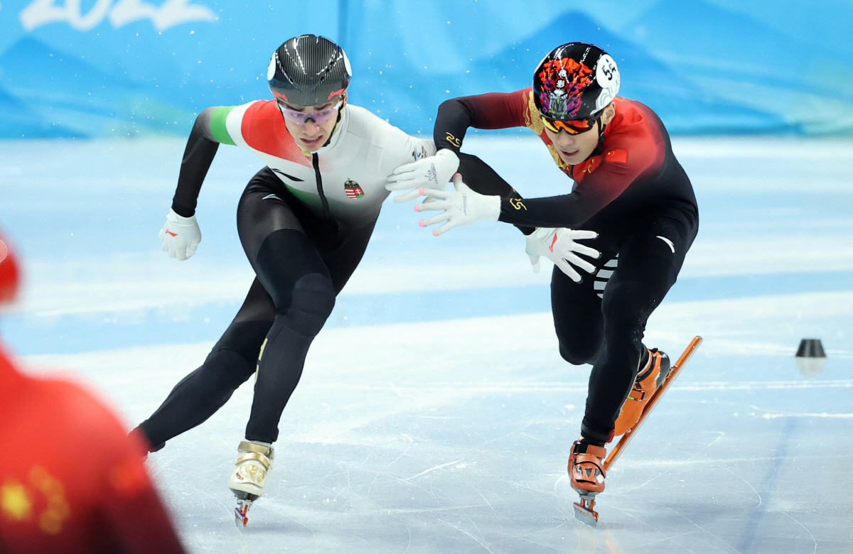 ▲7일 오후 중국 베이징 캐피털 실내경기장에서 열린 2022 베이징 동계올림픽 쇼트트랙 남자 1000m 결승전에서 헝가리의 류 사오앙과 중국의 런쯔웨이가 결승선을 통과하고 있다. 비디오 판독결과 1위로 결승선을 통과한 류 사오앙은 옐로우 카드를 받아 동메달을 획득했다. (연합뉴스)