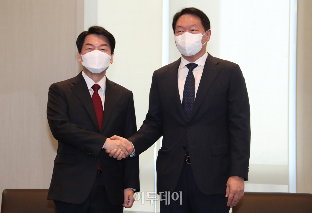 ▲안철수 국민의당 대선 후보(왼쪽)가 9일 서울 중구 대한상공회의소에서 열린 대선후보 초청 간담회에서 최태원 대한상공회의소 회장과 악수하고 있다. (국회사진취재단)