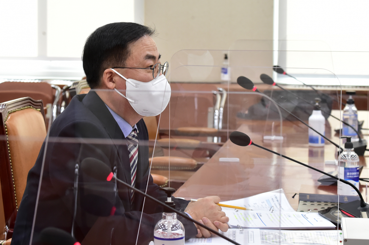 ▲김세환 중앙선관위 사무총장이 9일 오전 국회에서 열린 정치개혁특위 전체회의에서 코로나19 확진자 투표권 보장 등과 관련한 의원 질의에 답하고 있다. (국회사진기자단)