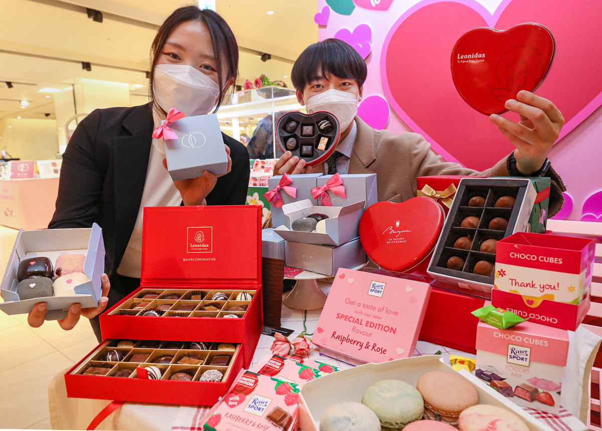 ▲9일 서울 강남구 현대백화점 무역센터점 지하 1층 식품관에서 직원들이 디저트 선물상품을 소개하고 있다. (사진제공=현대백화점)