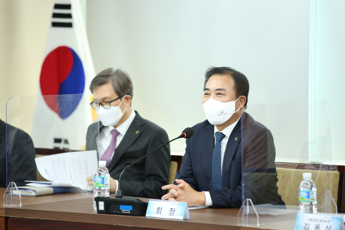 ▲윤학수(오른쪽) 대한전문건설협회장이 서울 동작구 전문건설회관에서 열린 ‘전문건설업계 주요 현안’ 간담회에서 인사말을 하고 있다. (사진제공=대한전문건설협회)