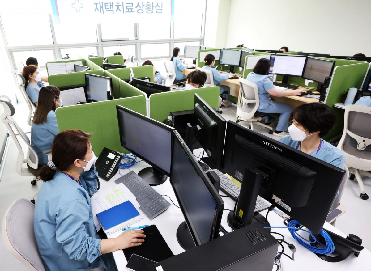 ▲7일 오후 경기도 성남시의료원 재택치료상황실에서 의료진이 업무를 보고 있다. (뉴시스)