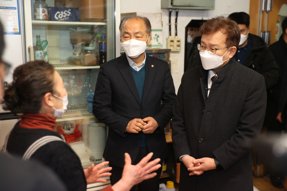 ▲9일 권칠승 중소벤처기업부 장관이 취임 1주년을 맞아 과거 첫 행보로 방문했던 서울 마포구 소상공인 식당을 다시 찾아 애로사항을 청취하고 있다. (사진제공=중소벤처기업부)