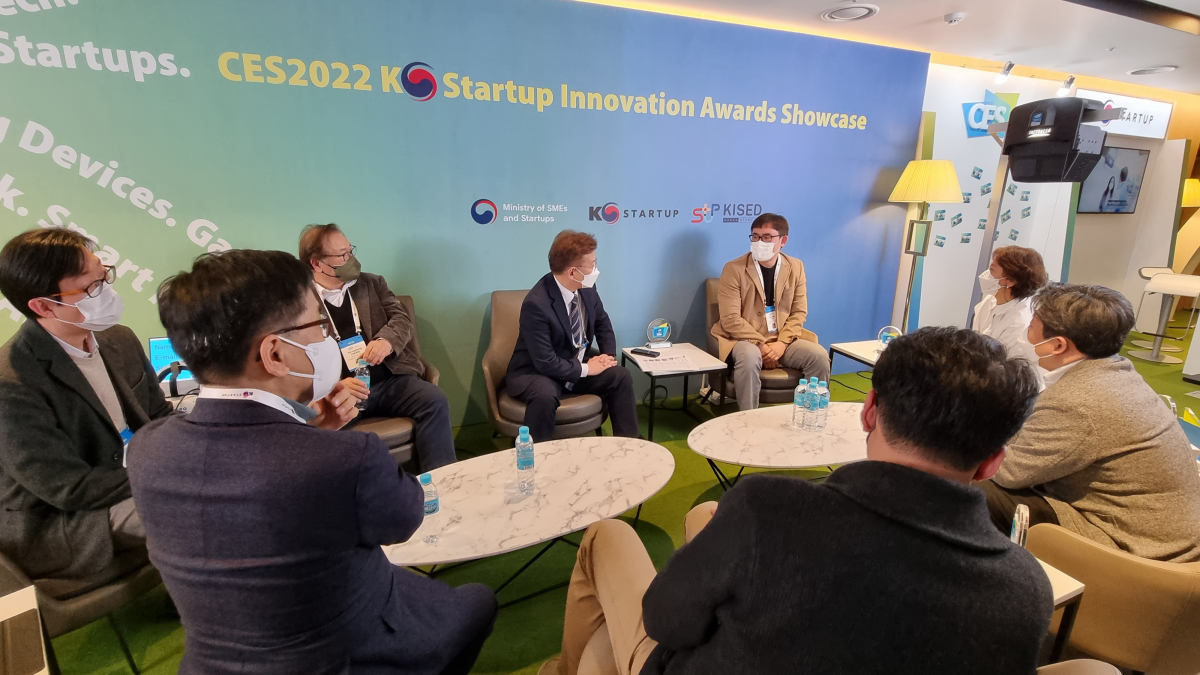 ▲9일 권칠승 중소벤처기업부 장관(가운데)이 서울시 마포구에 위치한 드림스퀘어에서 국제전자제품박람회(CES) 2022 혁신상을 수상한 창업기업들과 간담회를 진행하고 있다. (심민규 기자 wildboar@)
