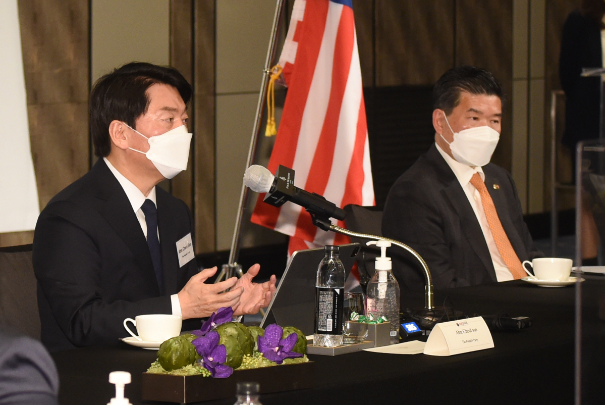 ▲국민의당 안철수(왼쪽) 대선 후보가 9일 오후 서울 여의도 콘래드호텔에서 열린 주한미국상공회의소(암참) 초청 특별 간담회에서 발언하고 있다. (연합뉴스)