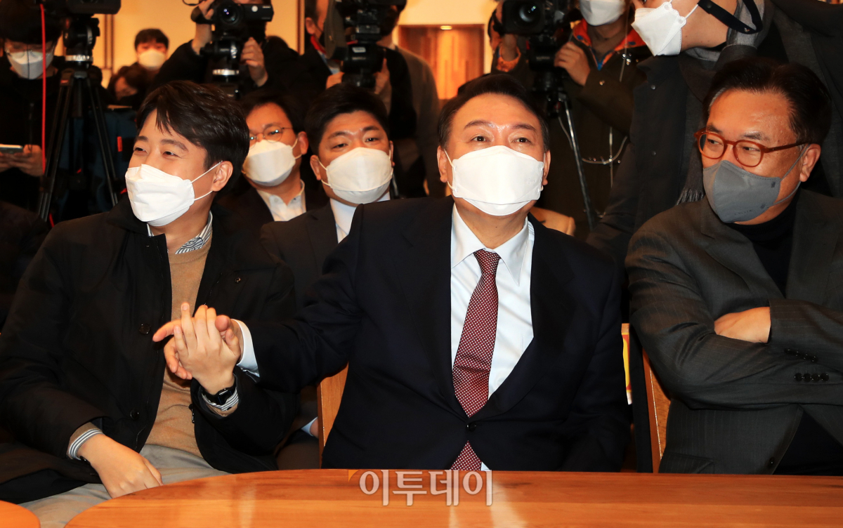 ▲윤석열 국민의힘 대선 후보와 이준석 대표가 9일 오후 서울 여의도 한 카페에서 열린 김근식 교수의 대북정책 관련 북콘서트에 참석, 인사를 나누고 있다. (국회사진취재단)