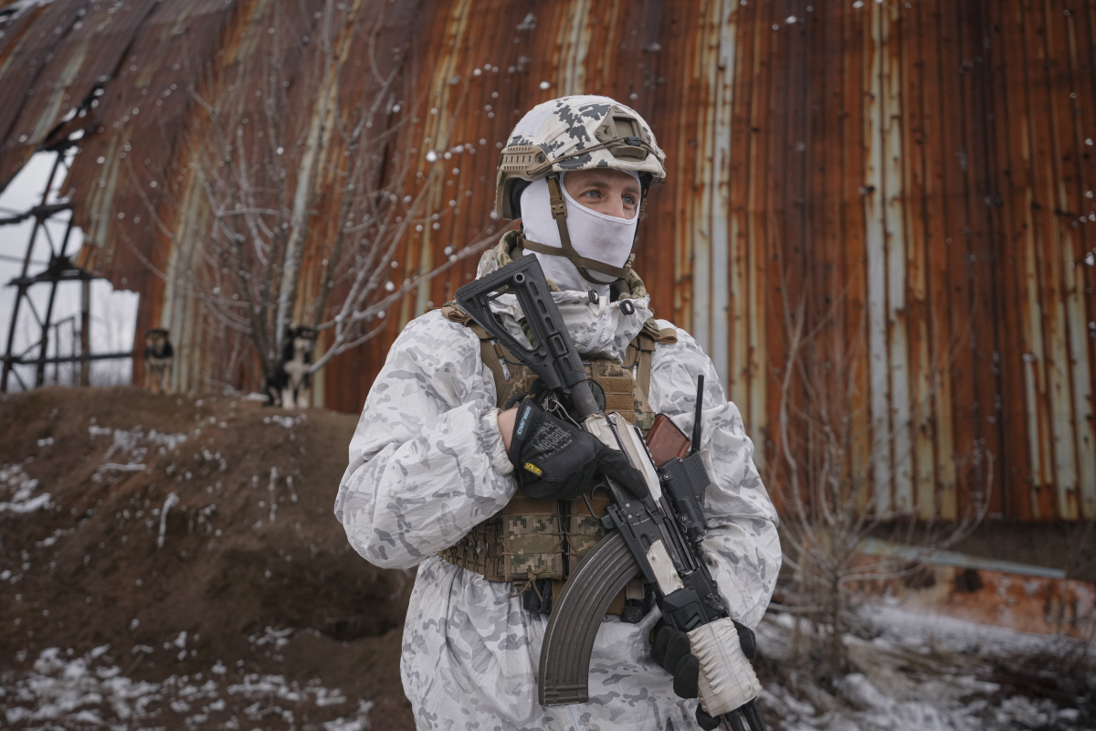 ▲우크라이나 군이 9일(현지시간) 도네츠크 지역에서 경계근무를 서고 있다. 
 (도네츠크/AP뉴시스)