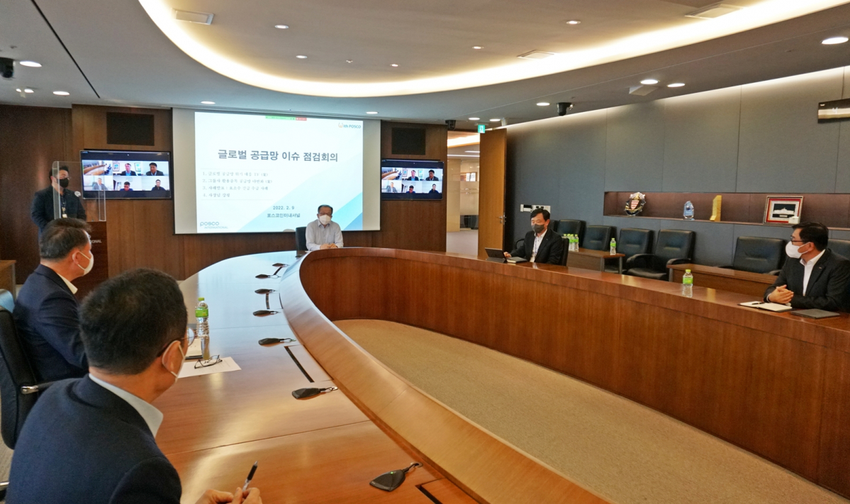 ▲주시보(가운데) 포스코인터내셔널 대표이사가 공급망 점검 회의를 주재하고 있다. (사진제공=포스코인터내셔널)