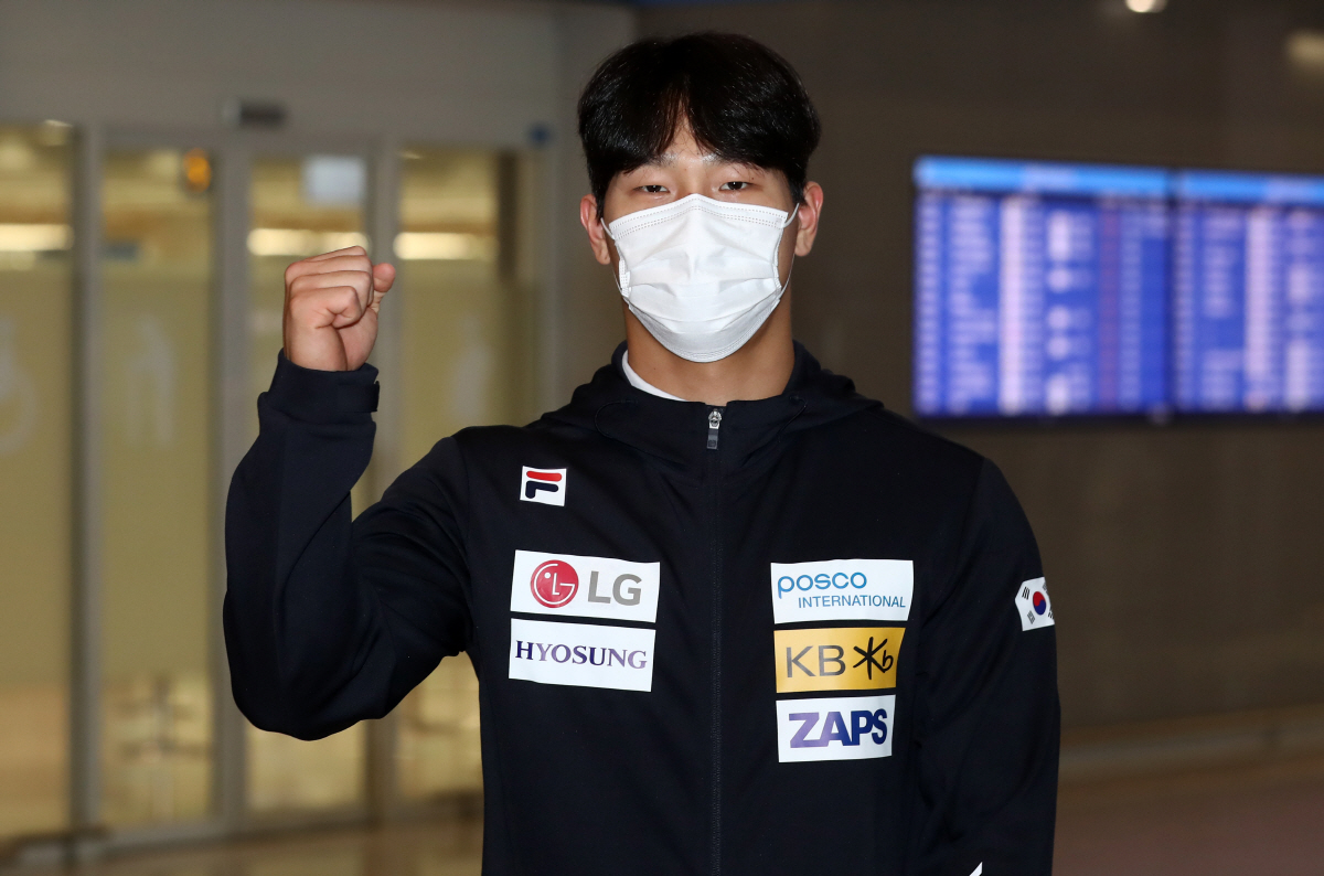 ▲스켈레톤 대표 윤성빈이 5일 오후 인천 국제공항 제2여객터미널에서 중국 출국을 앞두고 포즈를 취하고 있다. (뉴시스)
