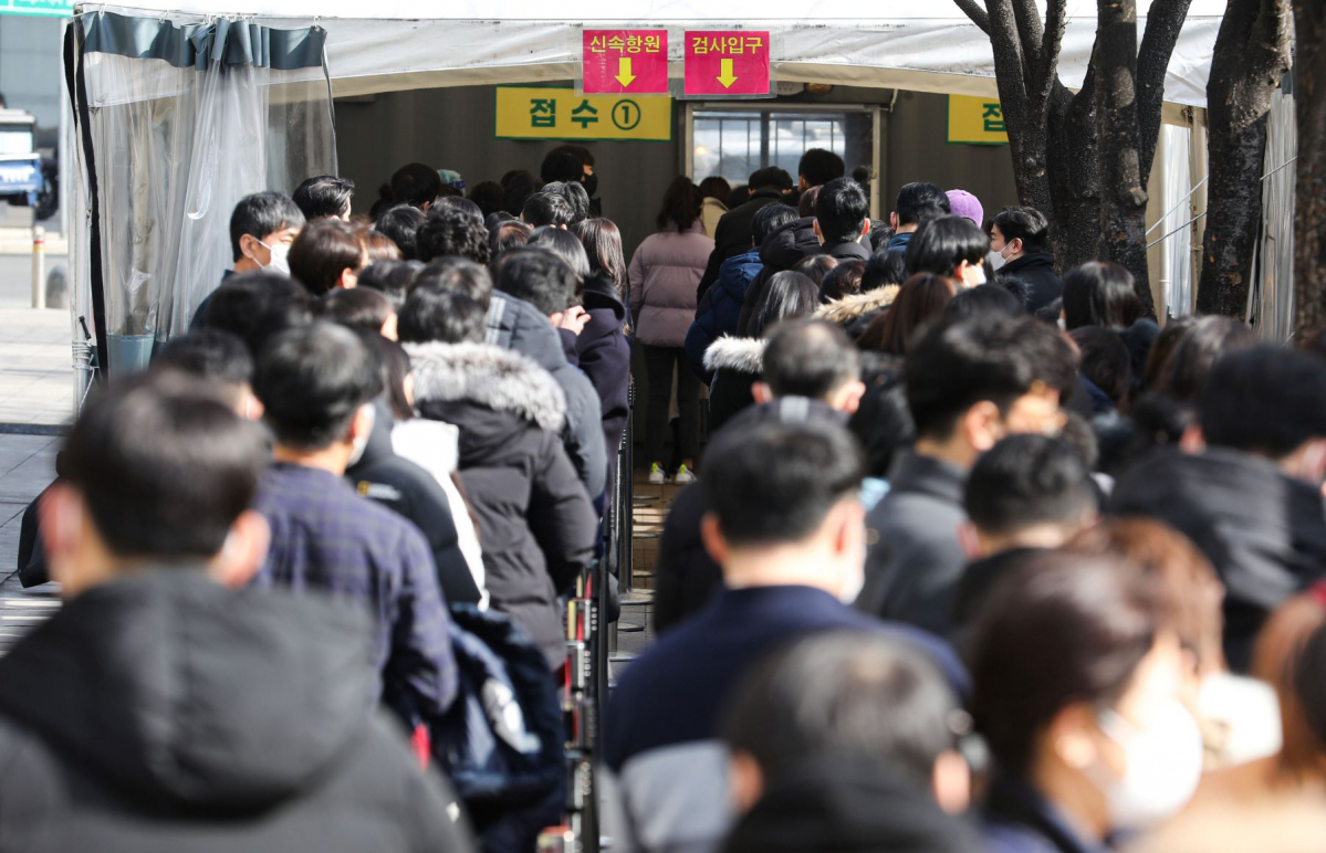 ▲코로나19 신규 확진자가 4만9567명으로 역대 최다를 기록한 9일 오후 서울 중구 서울광장 임시선별검사소에서 시민들이 검사를 받기위헤 줄 서 있다. (뉴시스)