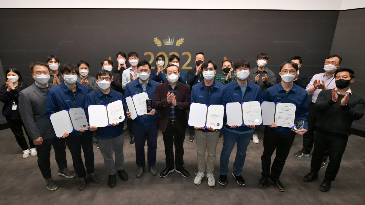 ▲9일 경기도 마북연구소에서 열린 우수직무 발명시상식에서 현대모비스 조성환 사장(사진 가운데)이 지난해 글로벌 우수 특허를 출원한 연구원들을 시상하고, 임직원들의 주도적인 발명문화 확산을 격려했다. (사진제공=현대모비스)