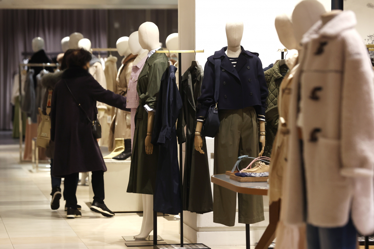 ▲통계청은 10일 발표한 '2021년 4분기 및 연간 시도 서비스업생산 및 소매판매 동향'에서 지난해 전국 16개 시·도의 서비스업 생산과 소매판매가 전년 대비 각각 4.3%, 5.5% 증가했다고 밝혔다. 사진은 8일 서울의 한 백화점 의류 매장. (연합뉴스)