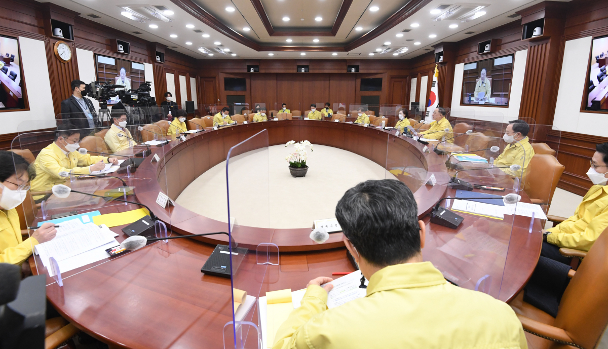 ▲홍남기 경제부총리 겸 기획재정부 장관이 10일 서울 종로구 정부서울청사에서 열린 비상경제 중앙대책본부회의에서 모두발언을 하고 있다. (사진제공=기획재정부)