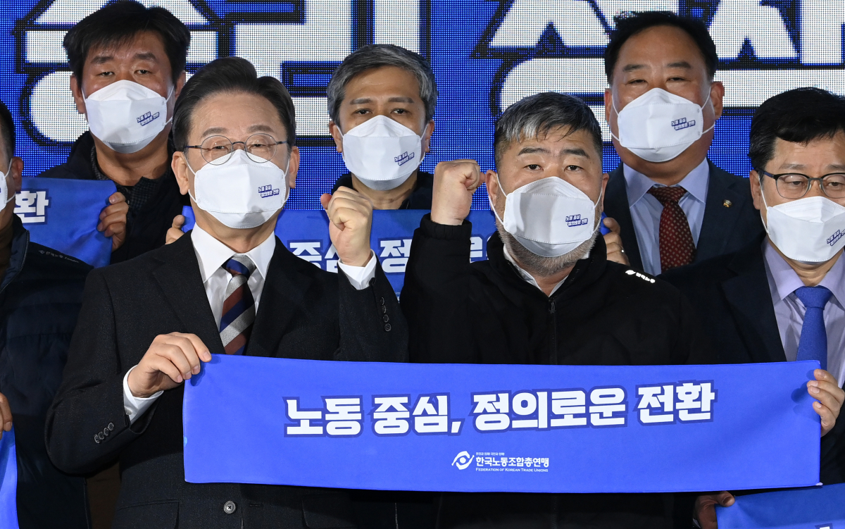 ▲더불어민주당 이재명 대선후보와 김동명 한국노총 위원장이 10일 오전 서울 영등포구 여의도 한국노총에서 열린 노동 정책 협약식에서 참석자들과 함께 기념촬영을 하고 있다. (국회사진기자단)