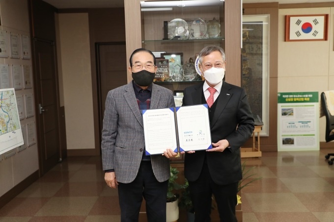 ▲한국조폐공사는 10일 보은군청 사무실에서 보은군과 ‘카드형 결초보은상품권’ 발행을 위한 업무협약을 체결했다. 이에 따라 보은군은 종이에 이어 카드형 지역사랑상품권도 서비스하게 된다. 사진 오른쪽 반장식 조폐공사 사장, 왼쪽 정상혁 보은군 군수. (한국조폐공사)