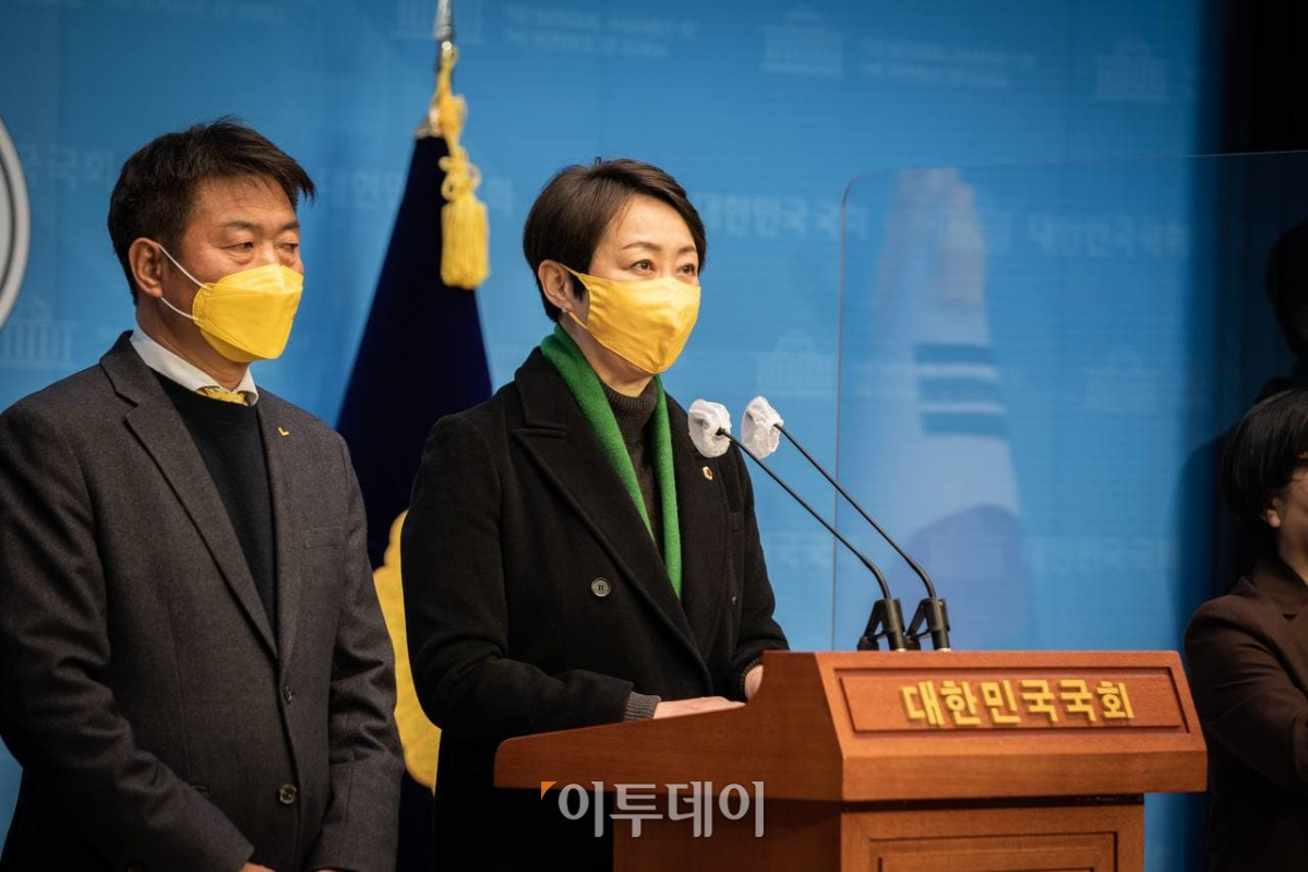 ▲권수정 서울시의원이 10일 국회 소통관에서 서울시장 후보 출마선언을 하고 있다. 이날 기자회견에는 여영국 대표와 정재민 서울시당위원장이 함께했다.  (사진출처=정의당)