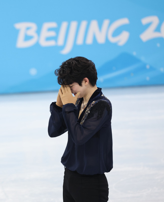 ▲차준환이 10일 베이징 캐피털 실내 경기장에서 열린 2022 베이징 동계올림픽 피겨스케이팅 남자 싱글 프리 스케이팅 경기에서 연기를 마친 뒤 얼굴을 감싸고 있다. (연합뉴스)